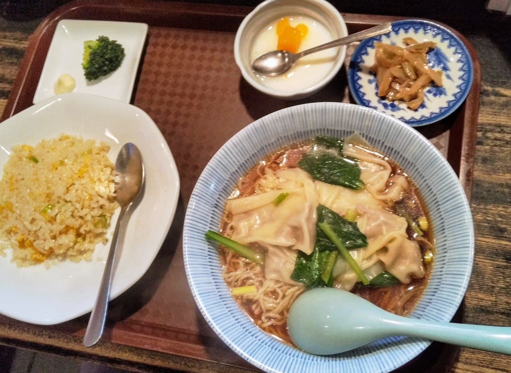 ワンタンメンと半チャーハン