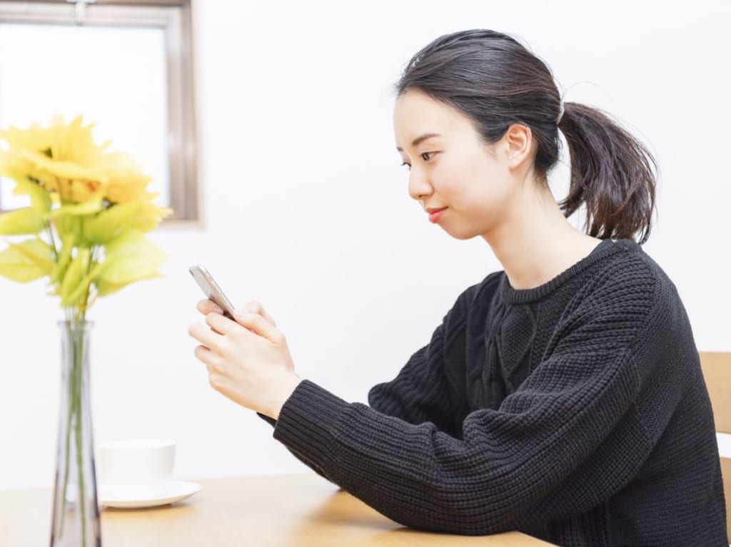 電話する女性