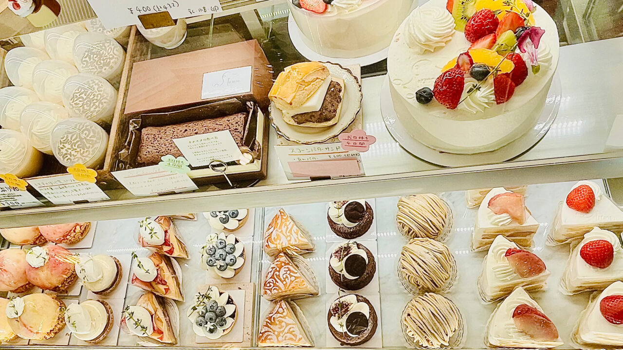 所沢市くすのき台の「パティスリーイケノブ」のショーケースの中のケーキ