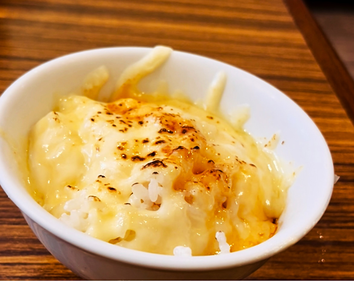 所沢市旭町の「トマトラーメン カッパハウス」の焼き「チーズご飯」で〆のリゾットができる
