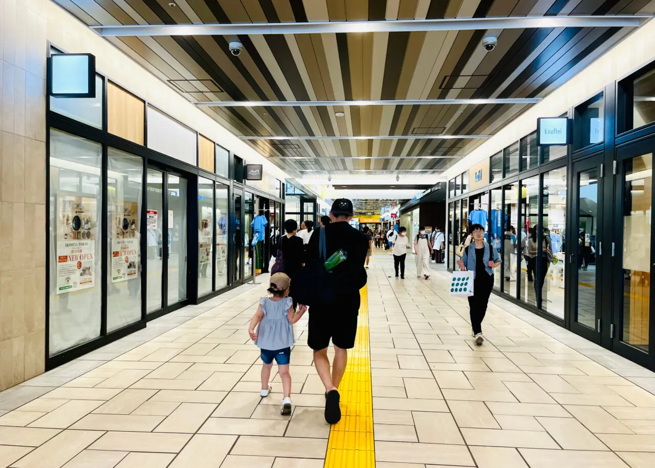 所沢駅直結の商業施設グランエミオ所沢「AKOMEYA TOKYO」の周辺の様子