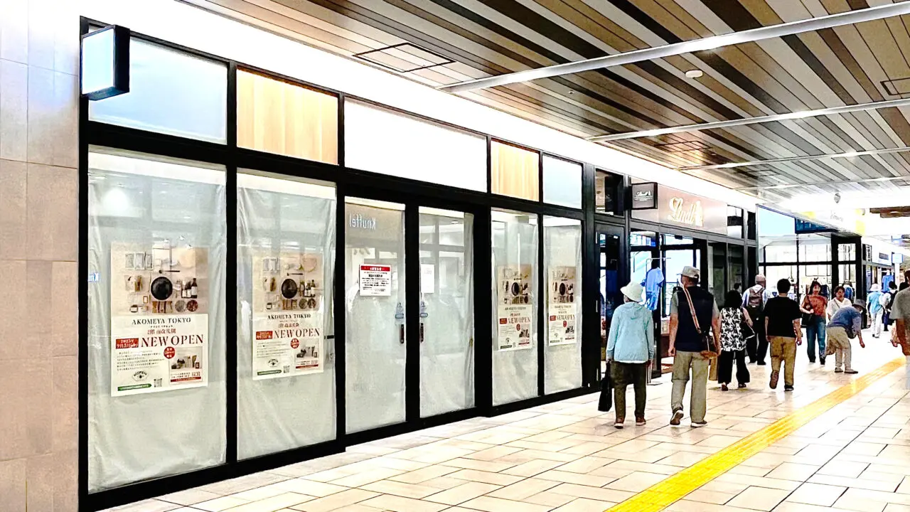所沢駅直結の商業施設グランエミオ所沢の「DoCLASSE」跡地の開店告知ポスターを見る人々