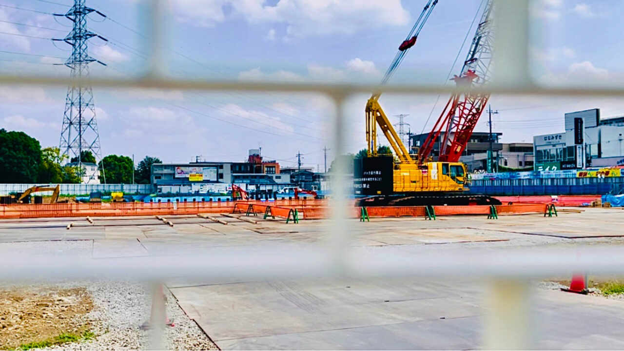 一旦更地になった「西友」跡地は同時に「新西友」の建設現場