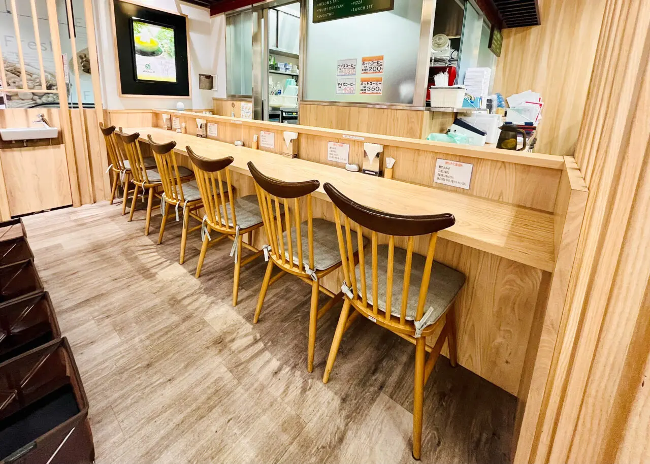 「メロンのしっぽ」所沢店のイートイン片側の様子