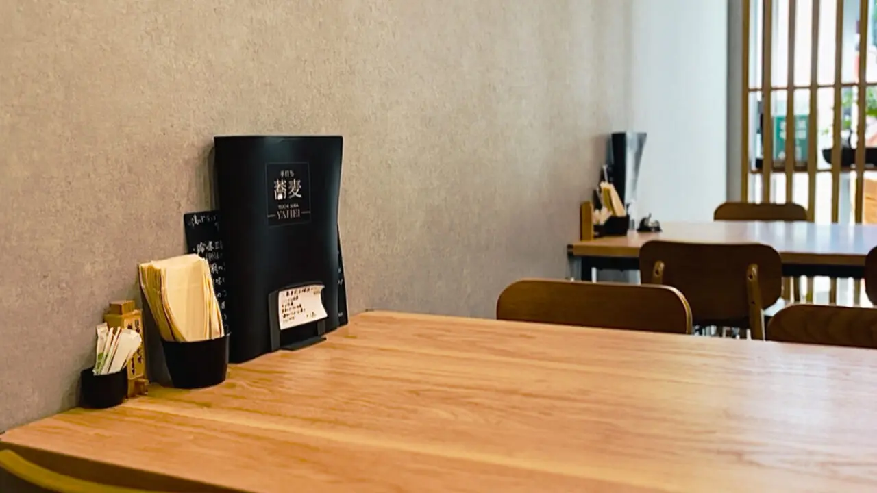 石臼自家製粉の手打ち所沢のそば専門店「手打ちそばYAHEI」の落ち着いた店内