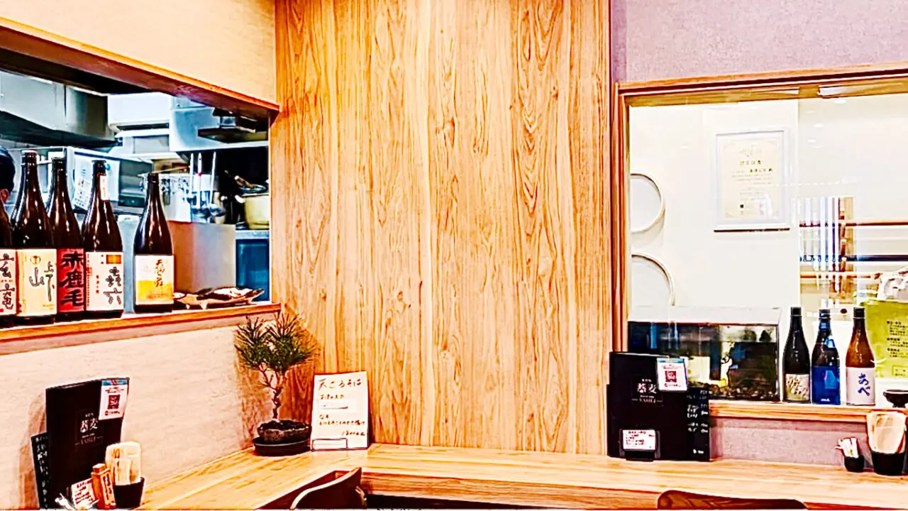 石臼自家製粉の手打ち所沢のそば専門店「手打ちそばYAHEI」の店内の日本酒