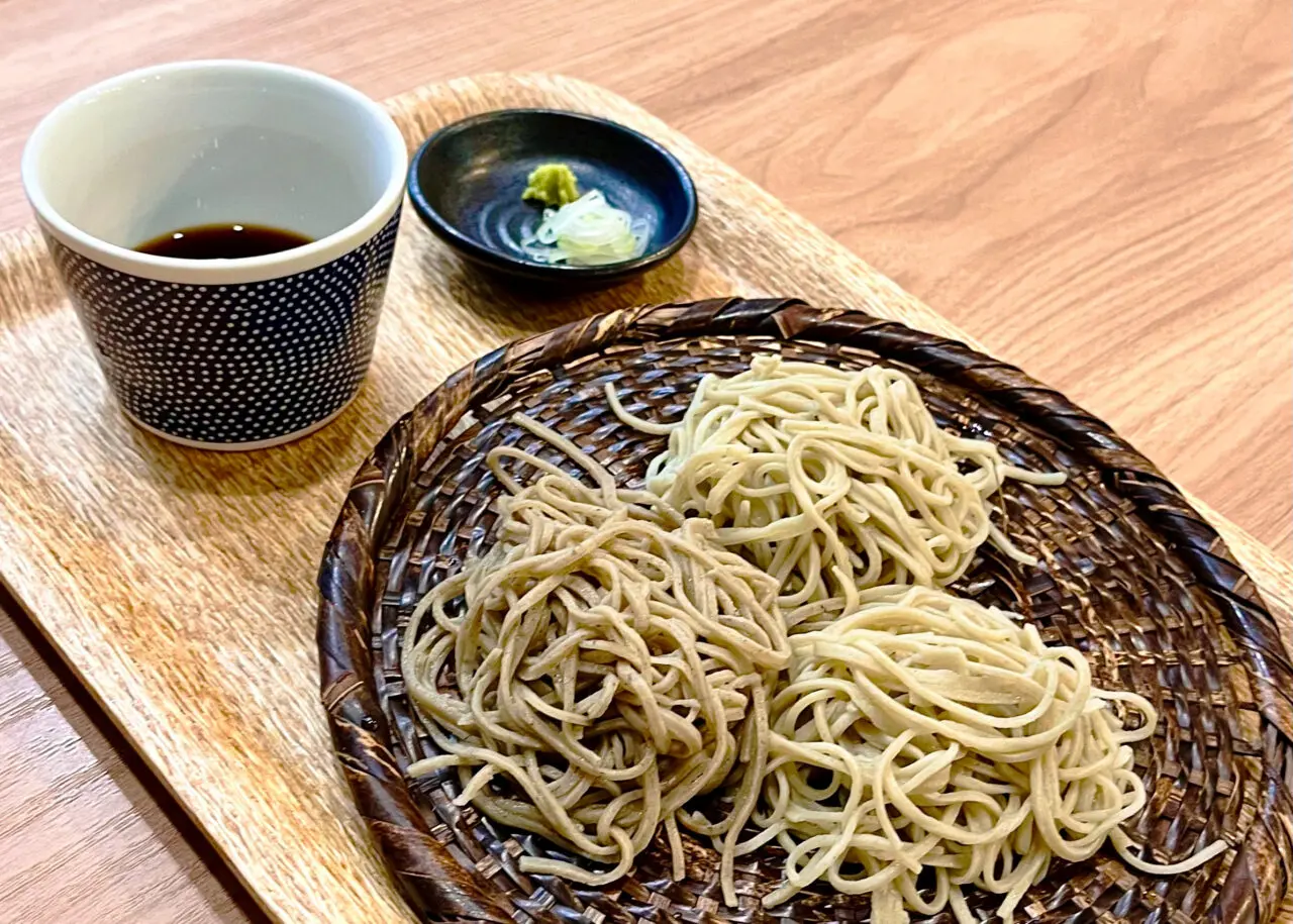 石臼自家製粉の手打ち所沢のそば専門店「手打ちそばYAHEI」の「夏の新蕎麦十割＆二八 」