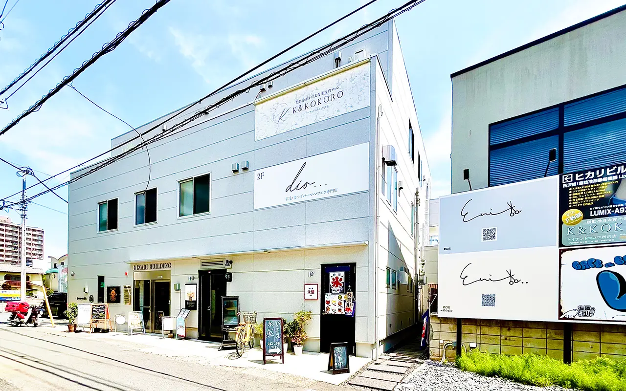 石臼自家製粉の手打ち所沢のそば専門店「手打ちそばYAHEI」のあるヒカリビル外観