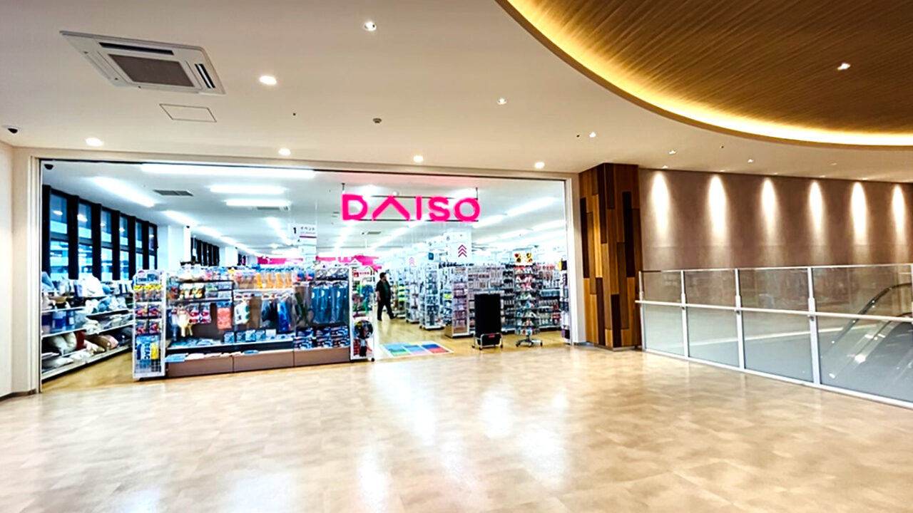 ゆったりとした店内レイアウトのダイソー 所沢駅東口店