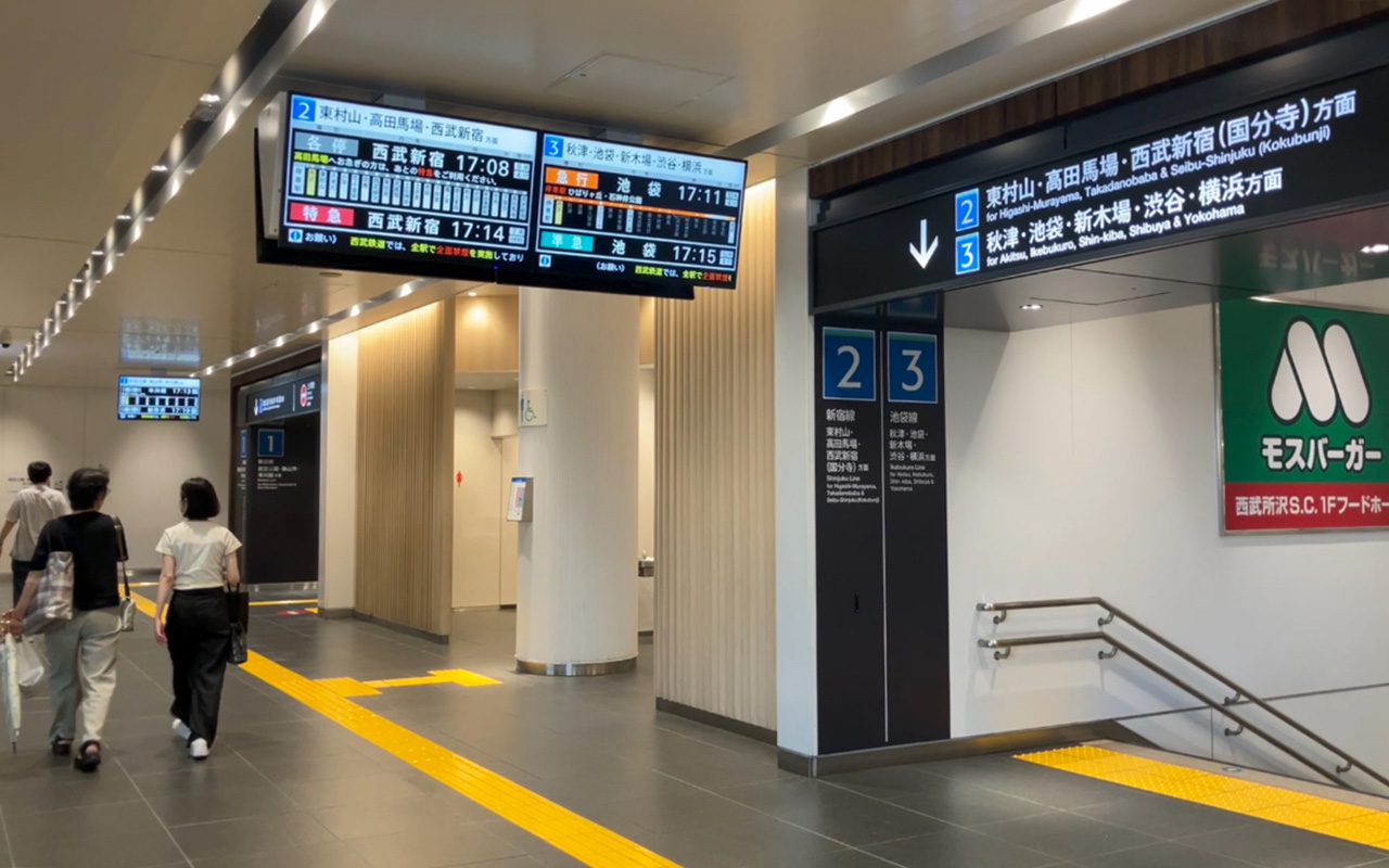 所沢駅の１番ホームへ続くコンコース