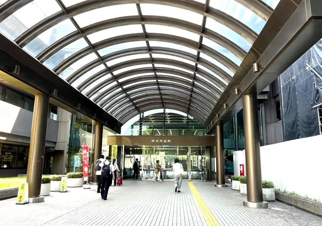 アーチ型ファザードのついた所沢市役所正面玄関口