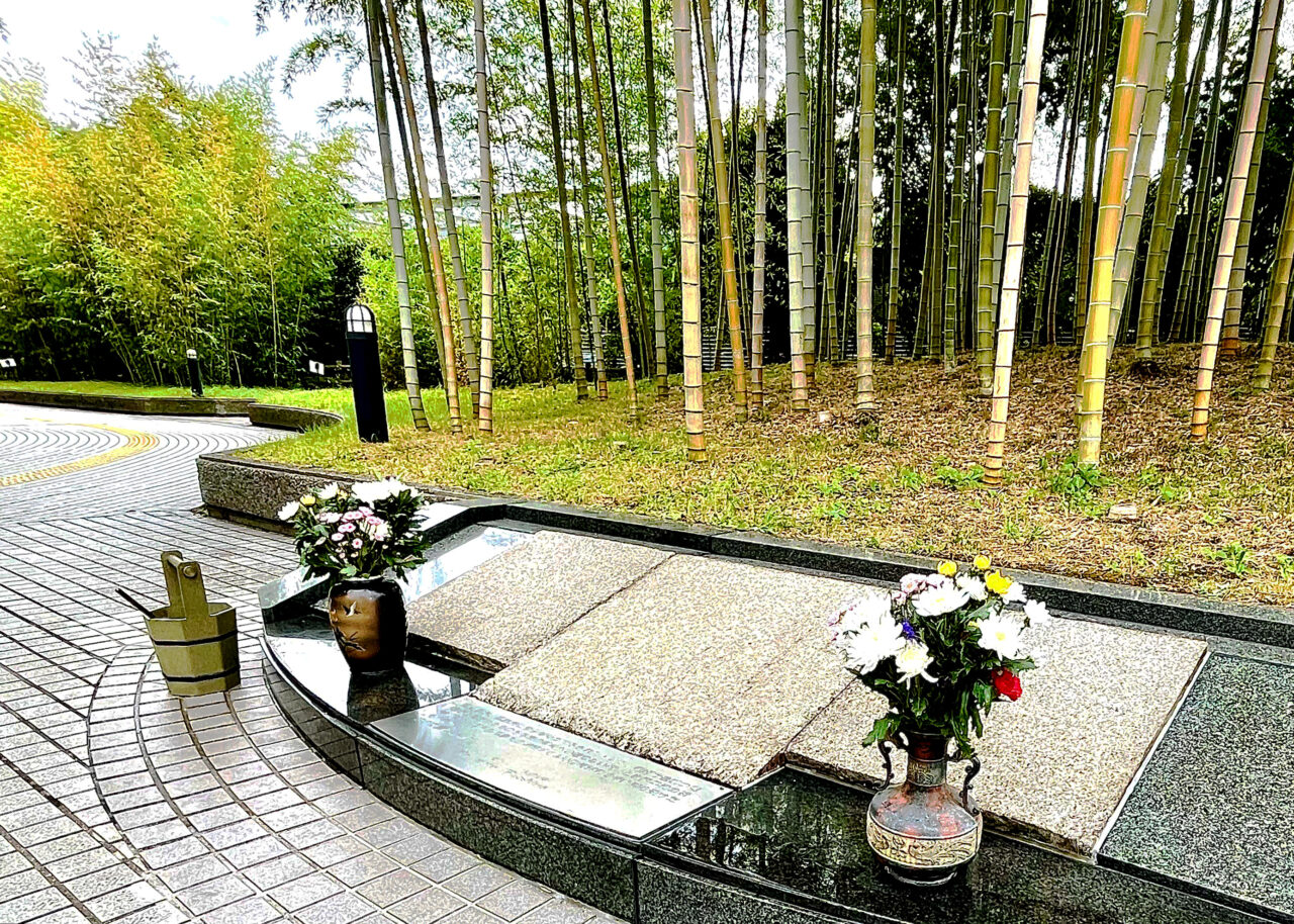 所沢市役所前の「被曝敷石」への献花と献水