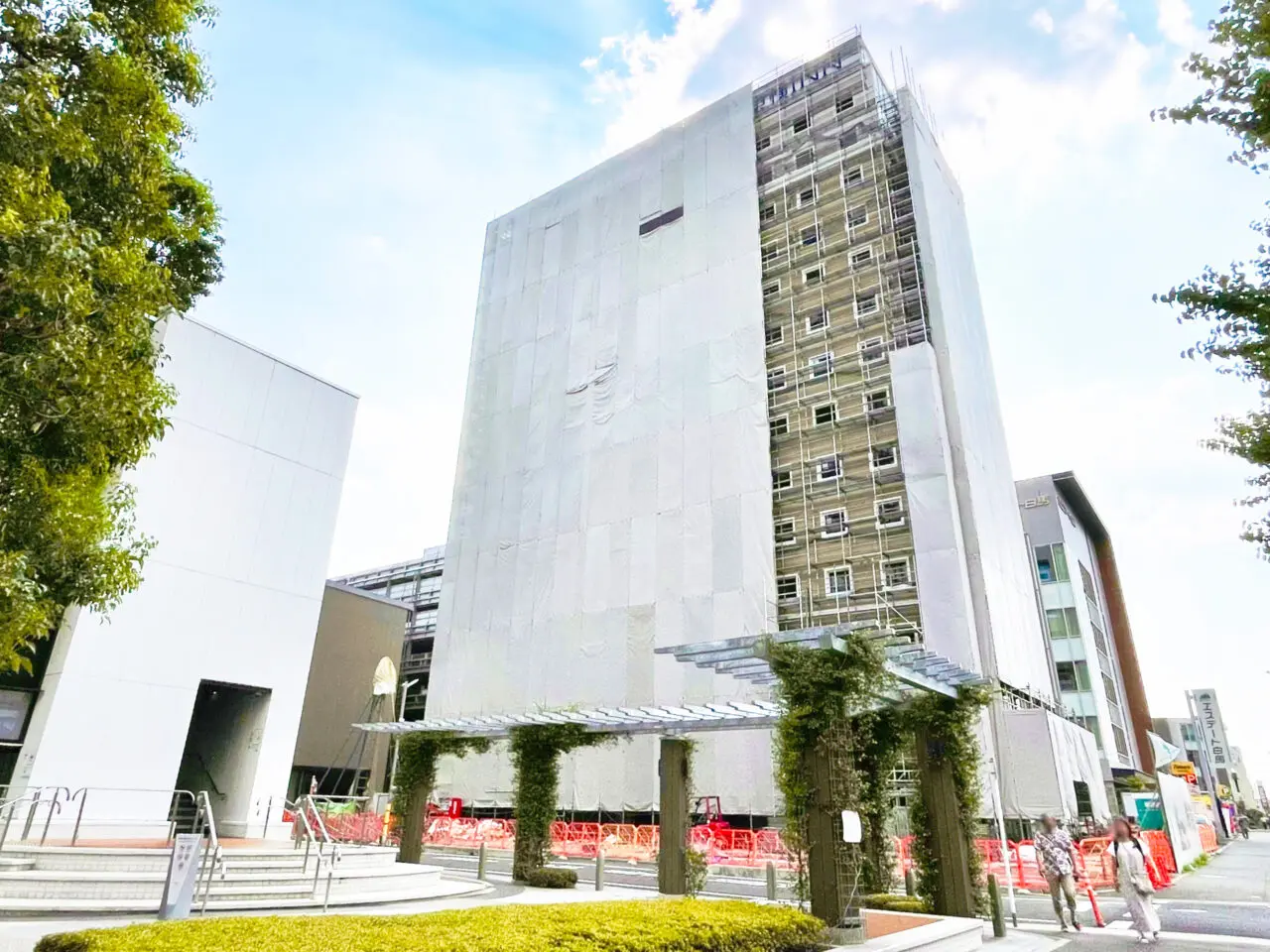 工事現場の「開発事業計画のお知らせ」カバーの一部が外れた東側の様子