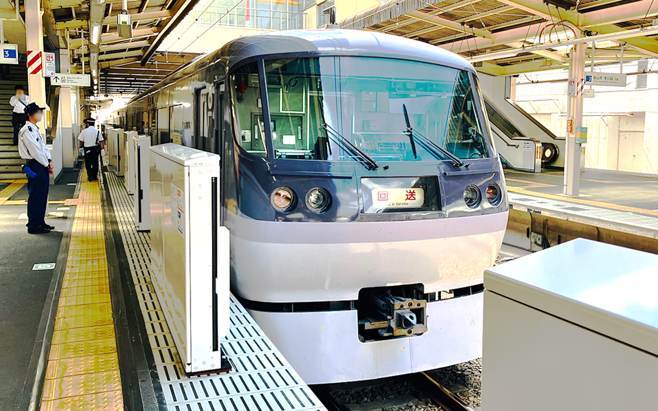 新所沢駅で設置工事中のホームドアと係員