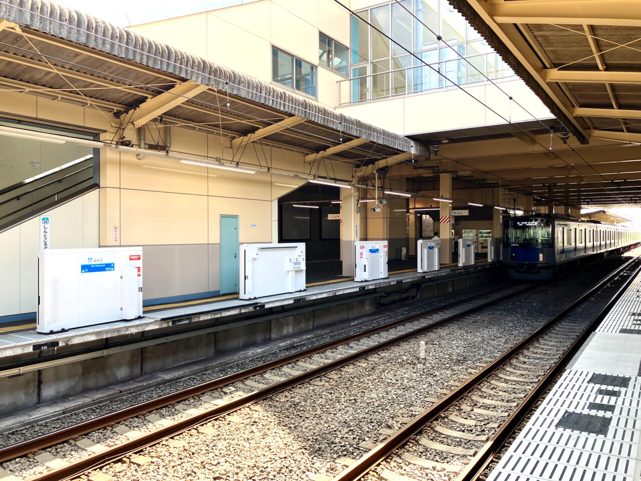 新所沢駅で設置工事中のホームドア