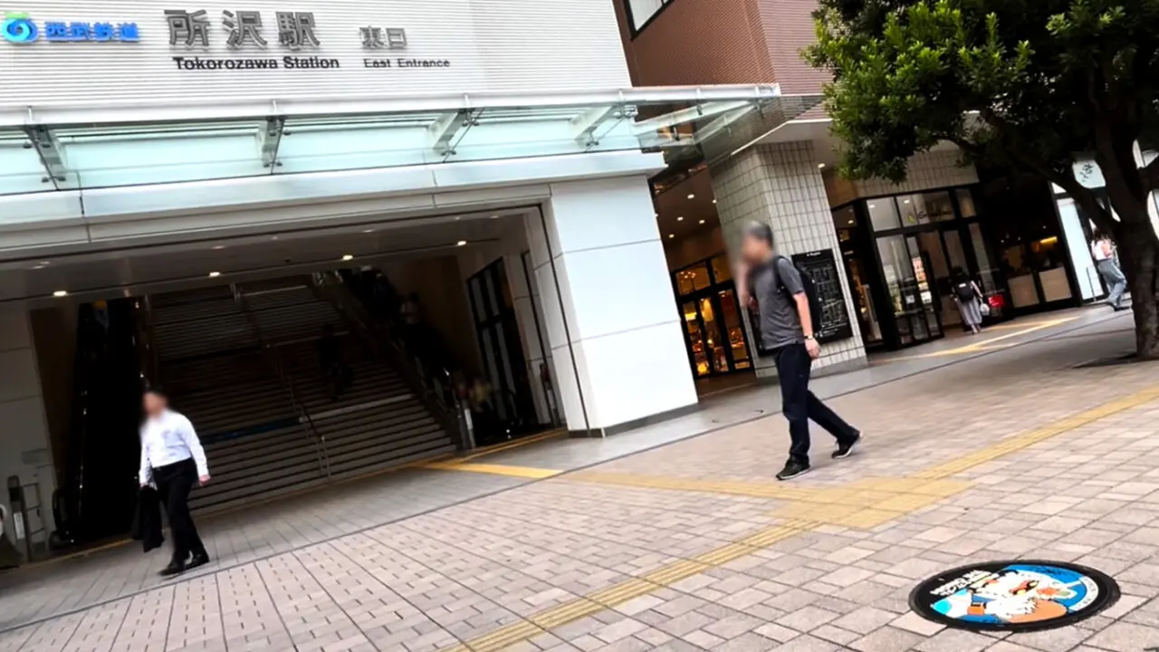 所沢駅東口の市政70周年記念「機動戦士ガンダム THE ORIGIN マンホール」アムロ柄