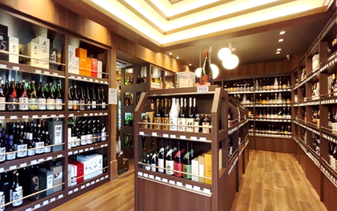 「雪乃屋こぐれ酒店 本店」日本酒と焼酎のコーナー