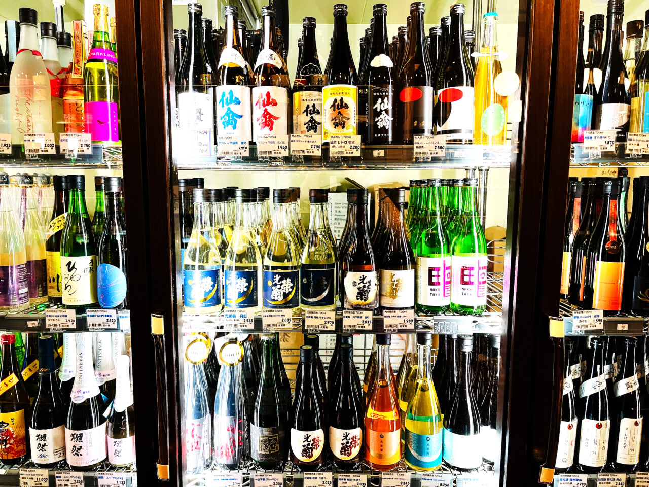 「雪乃屋こぐれ酒店 本店」のショーケース内の人気の日本酒