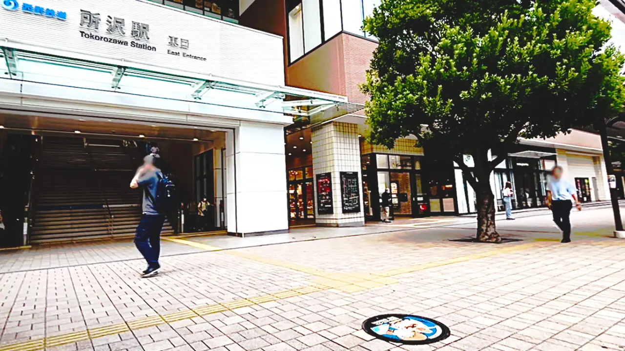 所沢駅東口の市政70thサイン入りガンダムマンホール