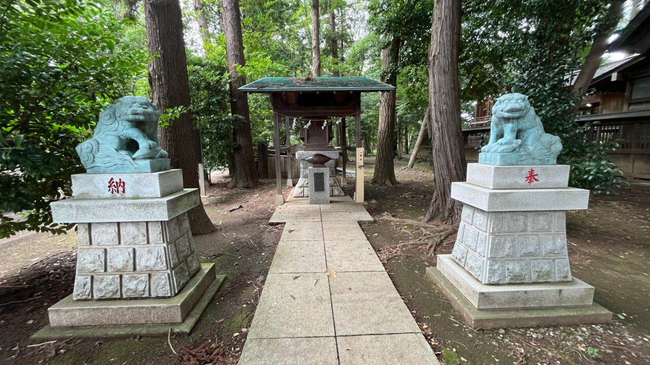 中富の「いも神社」の特徴的な狛犬と社