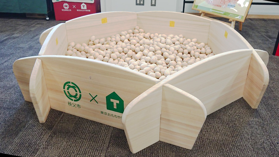 元町の所沢富士幼稚園「くすのきマルシェ」のワークショップ「秩父のおもちゃの広場」のイメージ