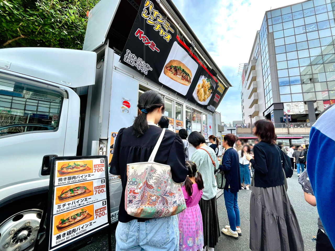 「ガチ旨グランプリ2025」の「バインミーシンチャオ」のキッチンカーに並ぶ人たち