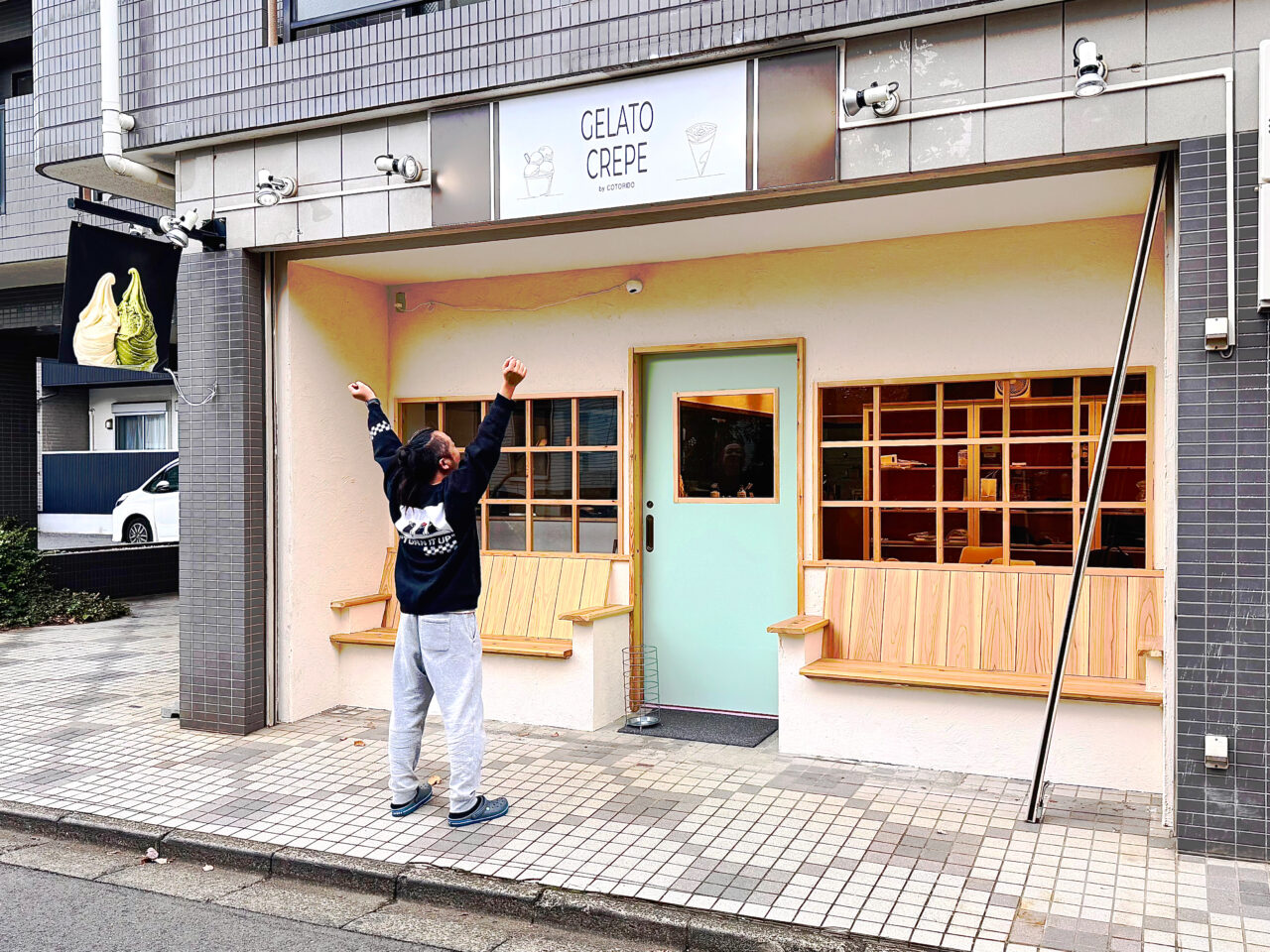 「ジェラートとクレープとCOTORIDO東所沢店」外観と代表のコブラPさん