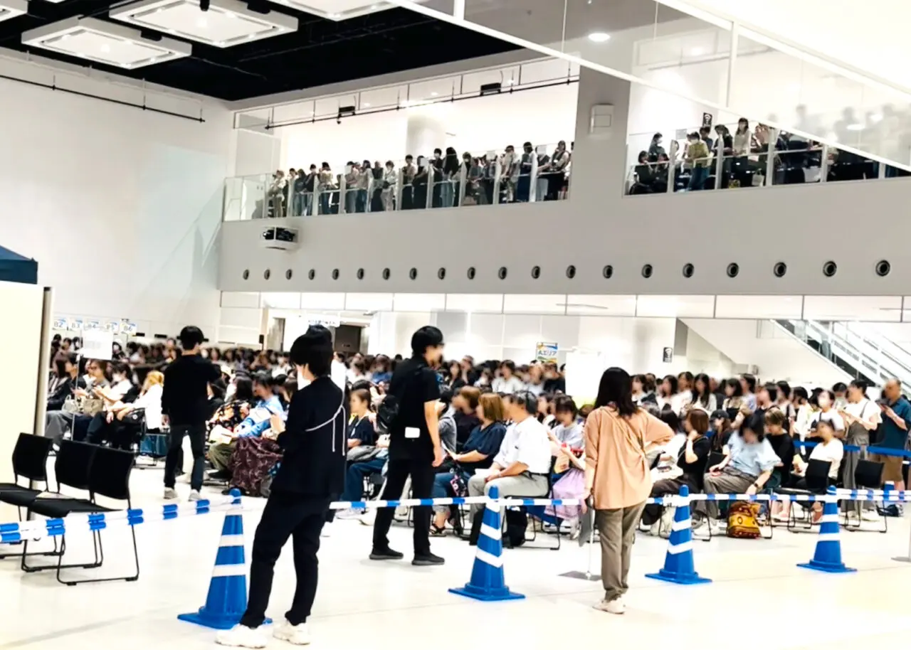 エミテラス所沢の「TOKOROZAWA e-CUBE」のイベント時に２Fと３Fに人が集まる様子