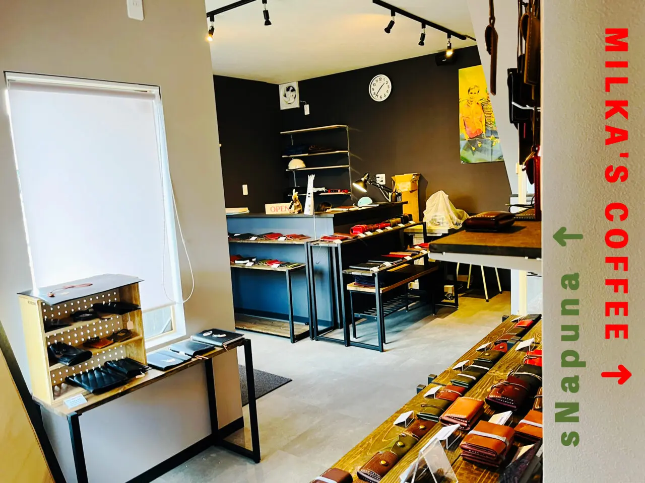 花園の革小物「s Napuna」の店
と併設のカフェ「MILKA'S COFFEE」と中で繋がっている様子