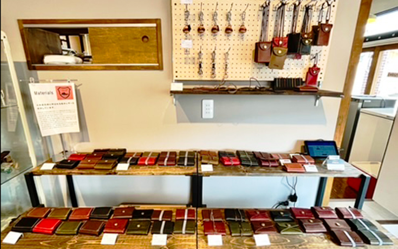 花園の革小物の店「s Napuna」の商品