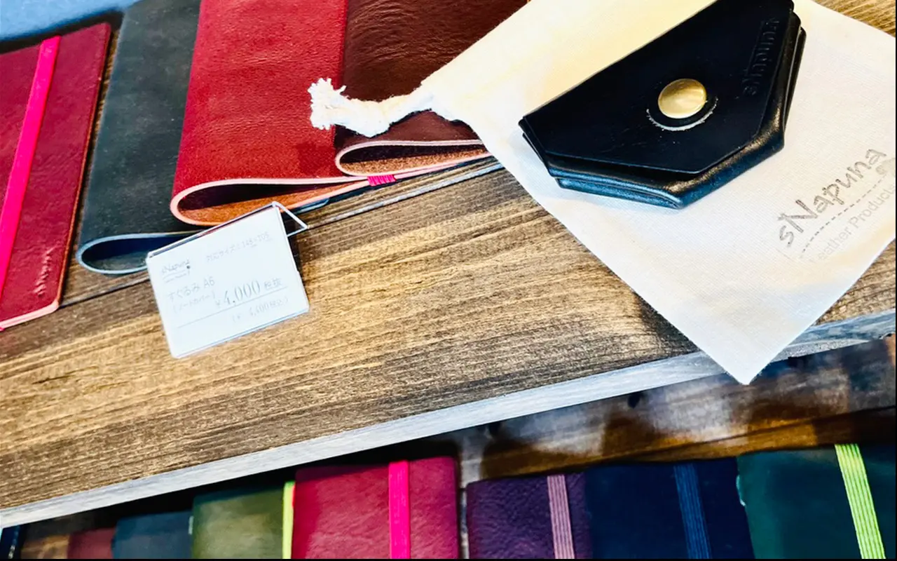 花園の革小物の店「s Napuna」の商品