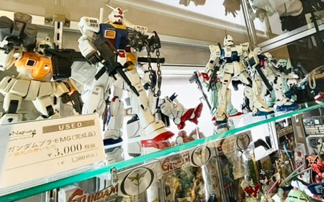 革小物「s Napuna」の店内販売のガンダムのプラモデルなどのused雑貨の棚