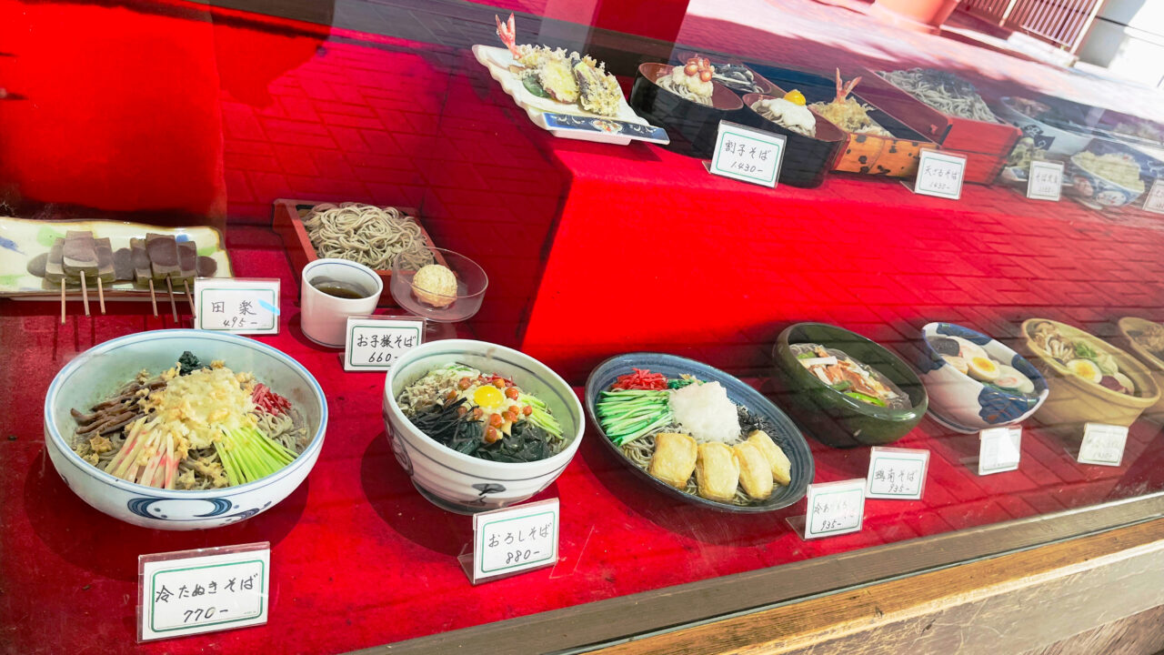 「手打ちそば 甚作」の店頭メニューサンプル