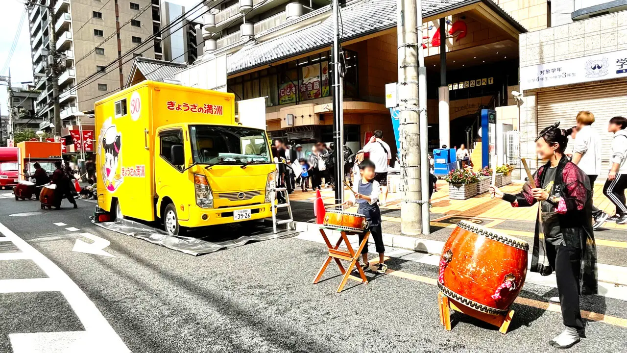 「ところざわまつり」太鼓とぎょうざの満州のフードトラック
