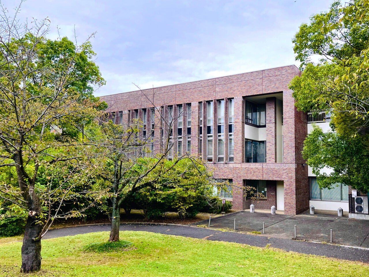 所沢市立所沢図書館 本館を航空公園側から見た外観