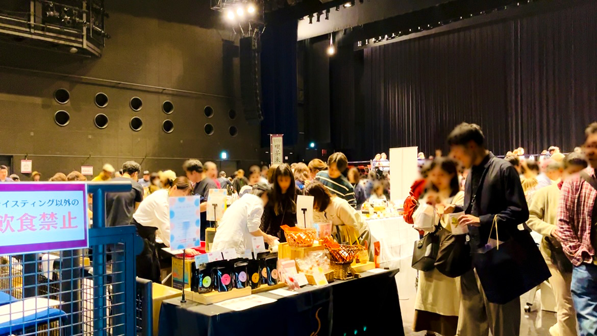 「喫茶来」TOKOROZAWA TEA FES 2025ジャパンパビリオンホール内のテイスティングの様子