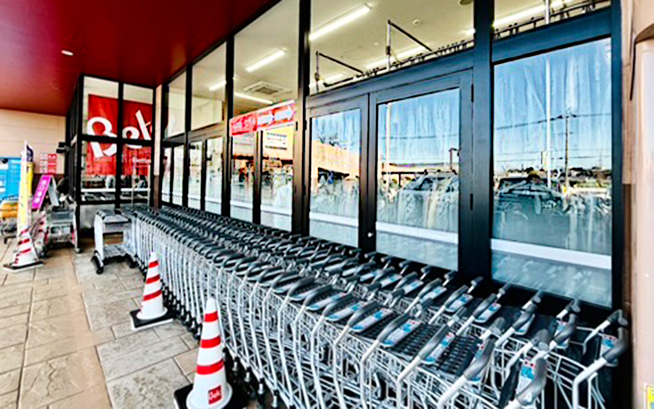 11月29日にリニューアルオープンした「ベルク 東所沢店」の店外から見たクリーニング店