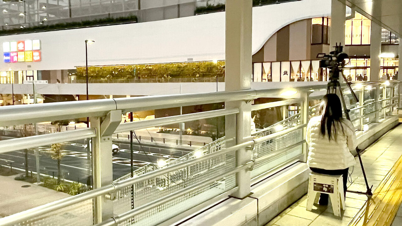 壁面イルミネーションのライトアップ生中継撮影のため待機するスタッフ