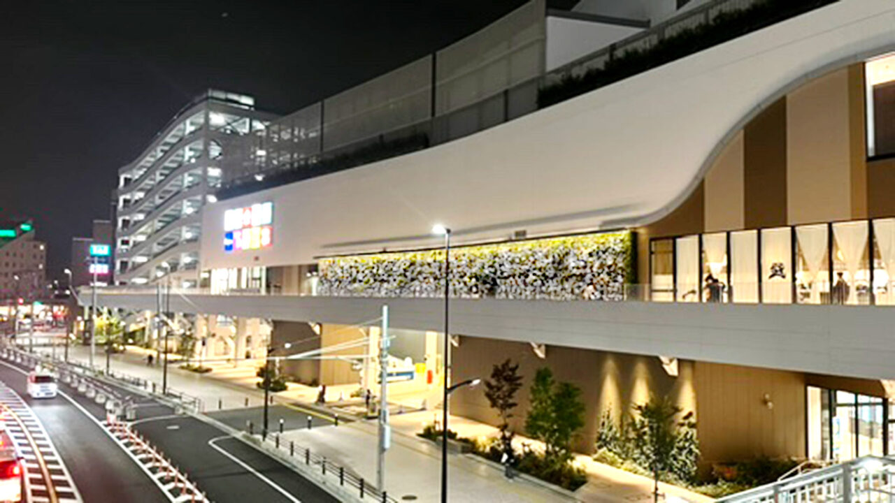 エミテラス２階エントランス脇の壁面緑化イルミネーション