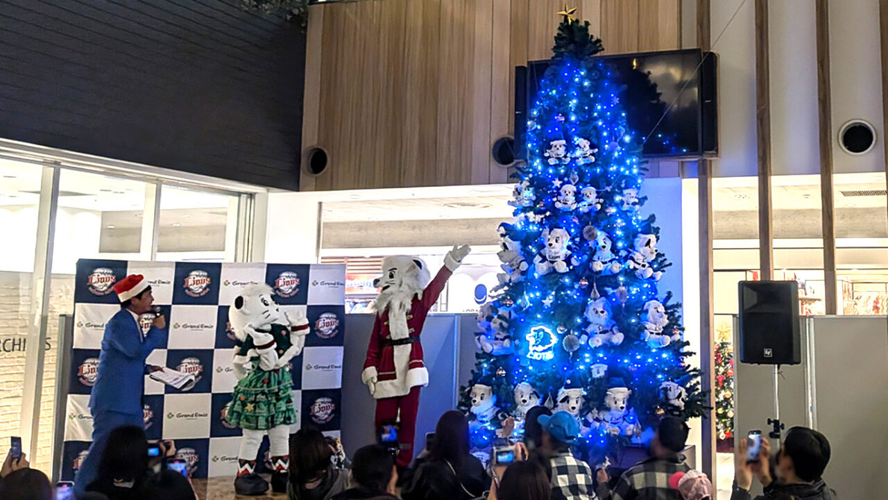 点灯したグランエミオ所沢のレオツリー