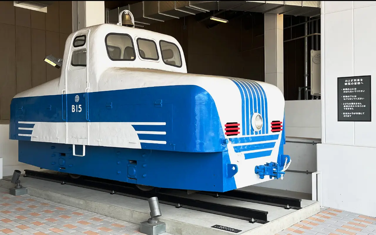 エミテラス所沢にある「おとぎ電車（B11形B15蓄電池機関車）」
