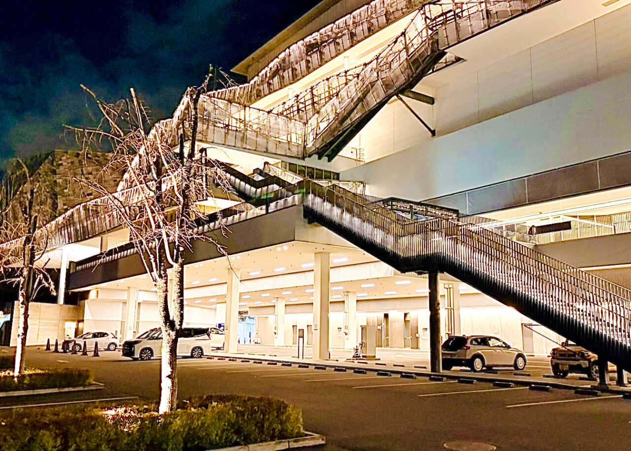 ところざわサクラタウンの駐車場構内