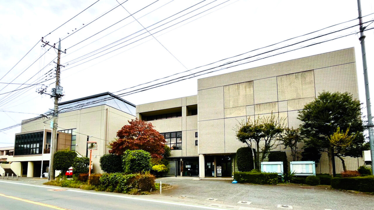 北岩岡にある富岡公民館の外観