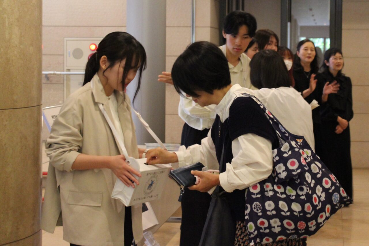 「オーケストラ・アンサンブル・バウム」の無料コンサートでの募金活動の様子