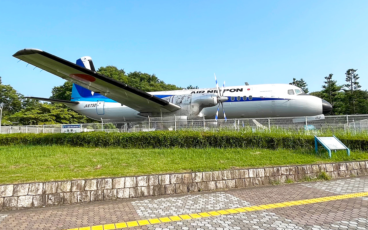 航空公園駅東口駅前広場に展示されている「YS-11」