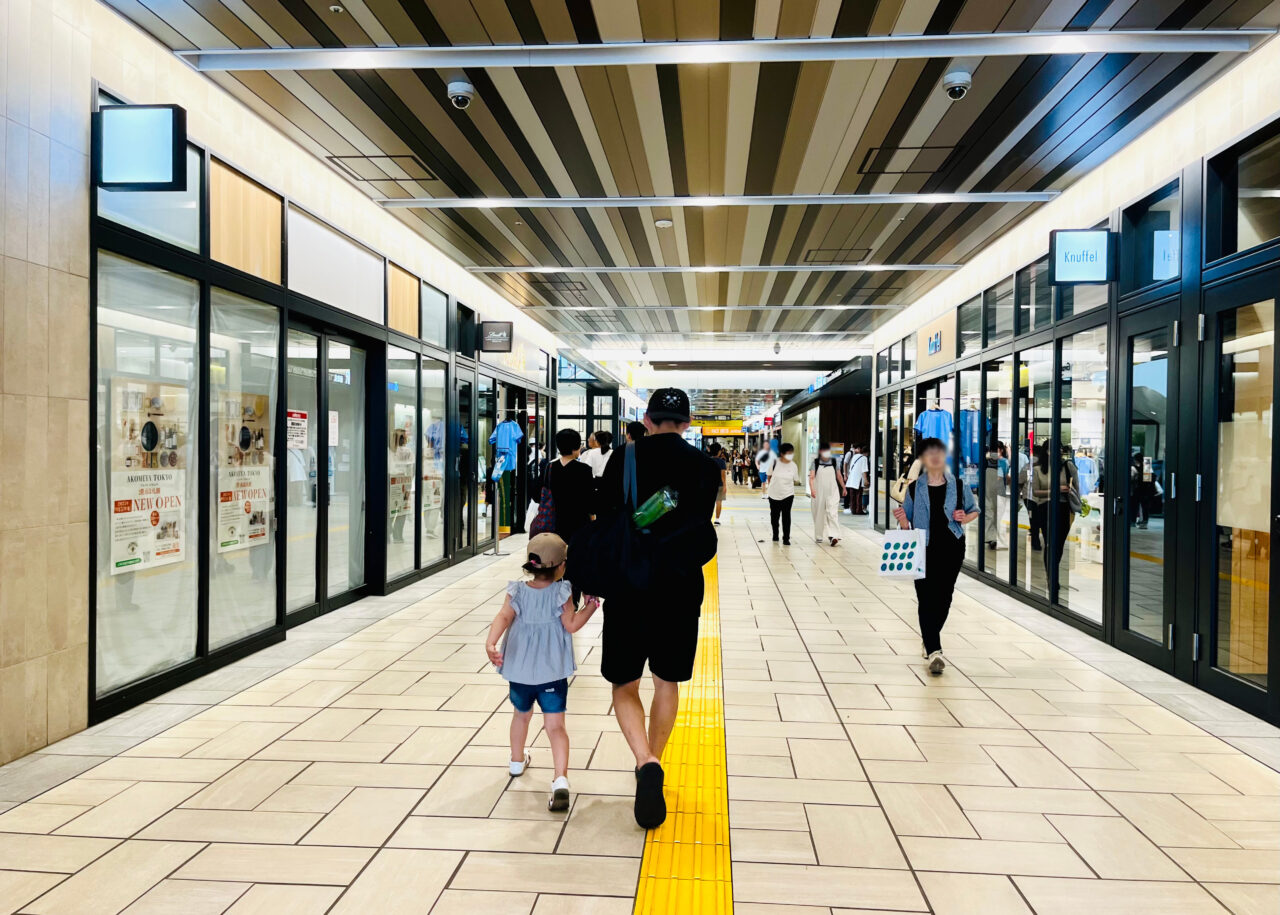 所沢駅直結の商業施設「グランエミオ所沢」の「AKOMEYA TOKYO」の周辺の様子