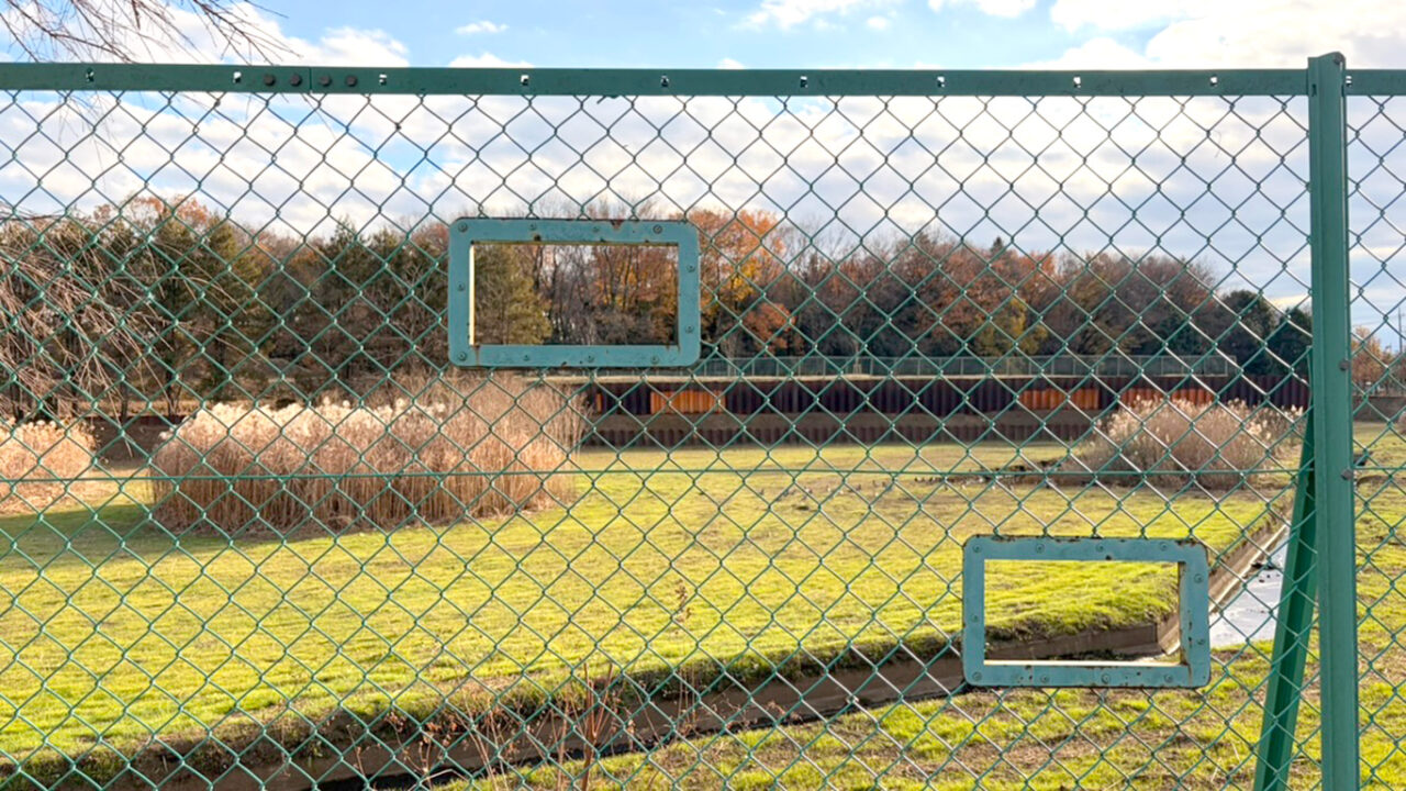 小手指の「砂川堀北野調整池」観測用の小窓