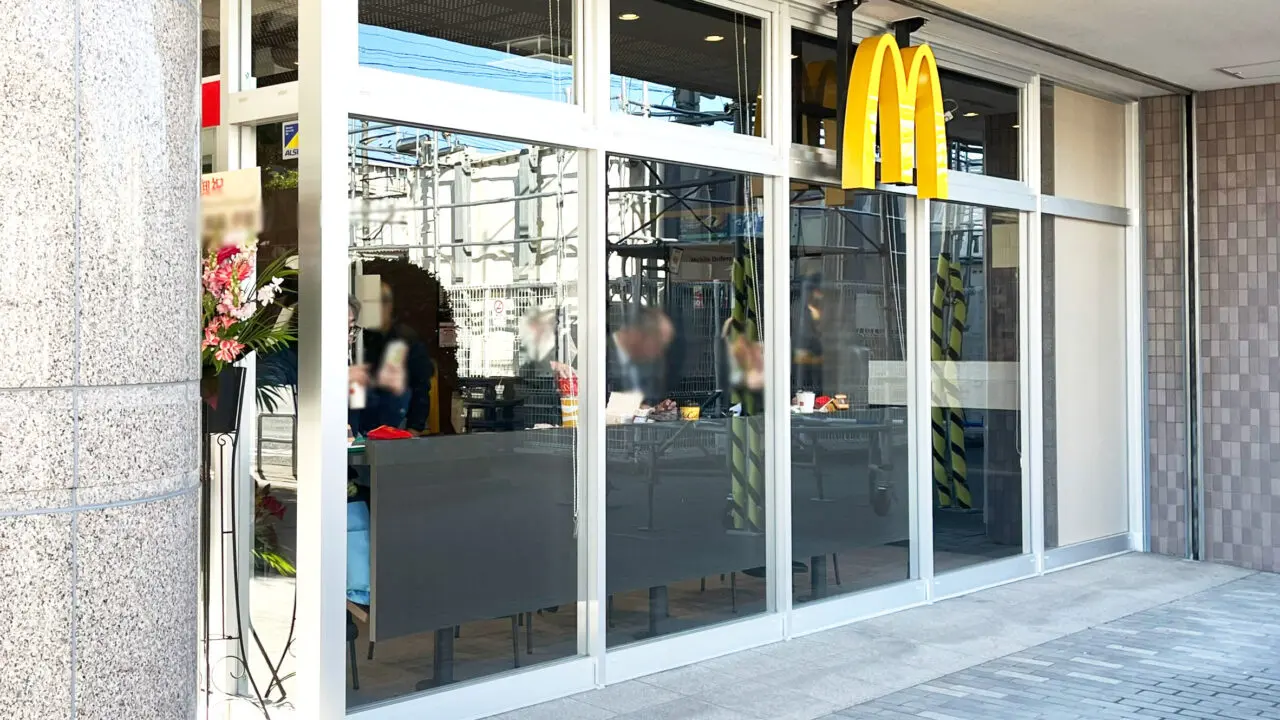 「マクドナルド小手指南口店」線路側カウンター席