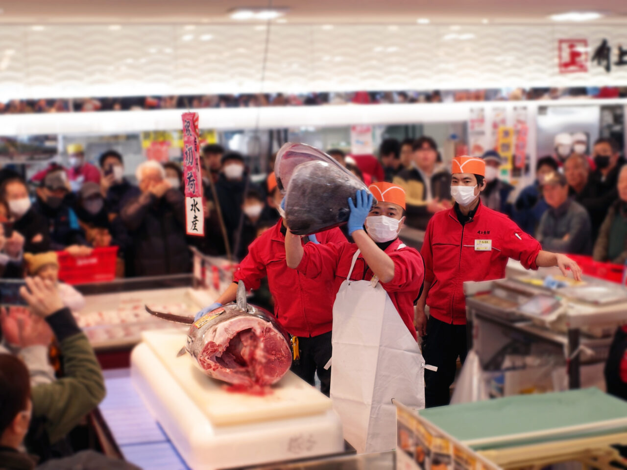 所沢「角上魚類」で2026年1/5開催の「生本まぐろ」解体実演販売