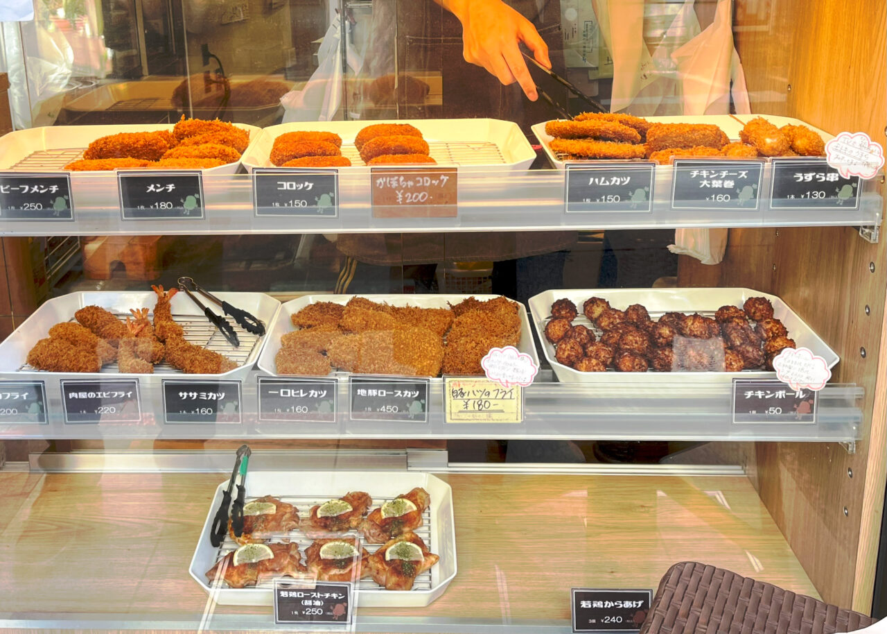 「荒幡肉店」路面側の販売コーナー